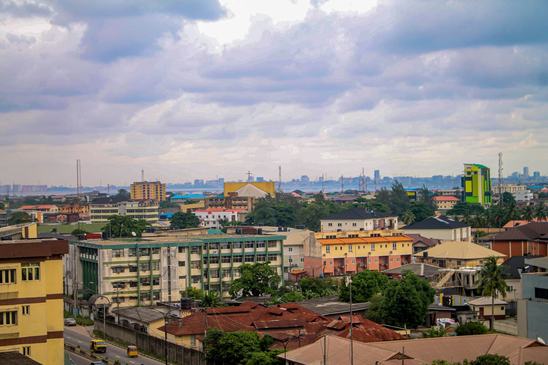 Vue éditoriale d'une ville africaine contemporaine